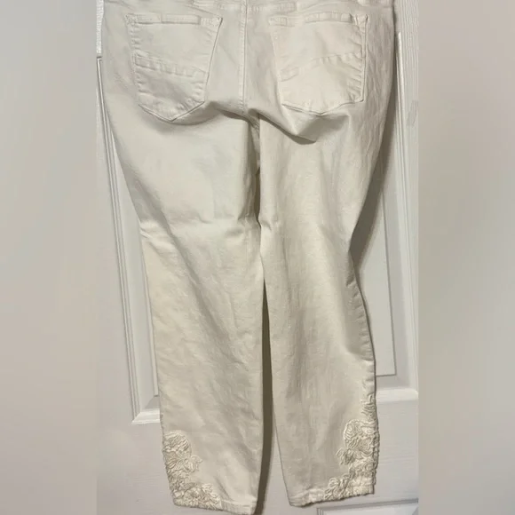 Maurices Women’s Size 16 Winter White Embroidered Hem Cropped Jeans Stretch - Picture 2 of 4